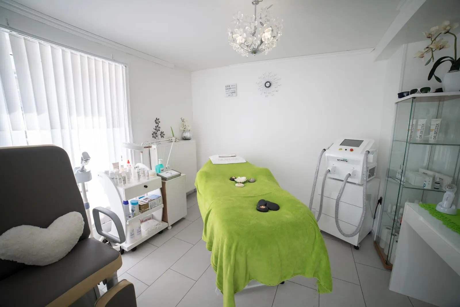 Behandelruimte van de kliniek met professionele apparatuur
