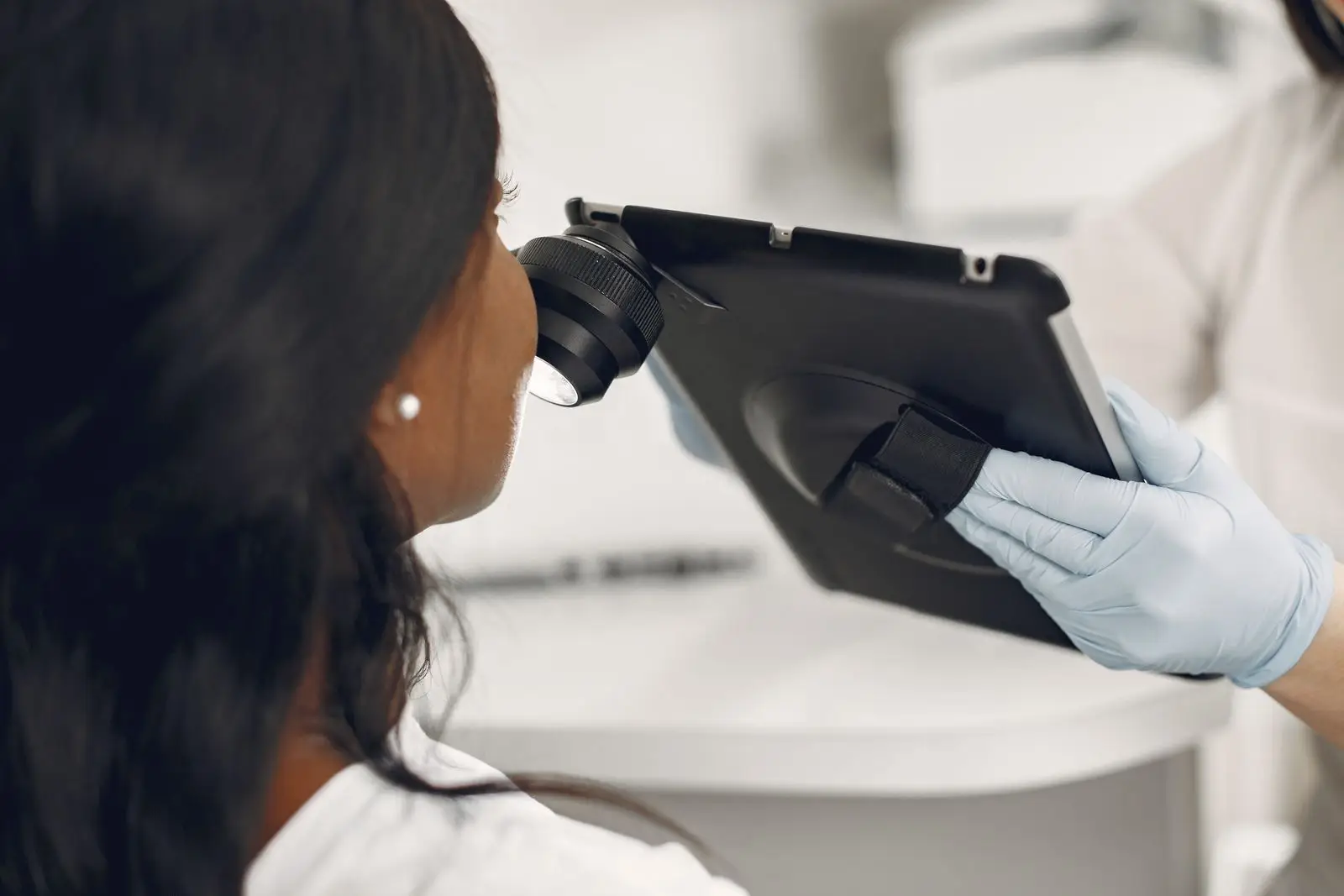 Huidanalyse tijdens gratis intakeconsult bij de Rosacea Kliniek