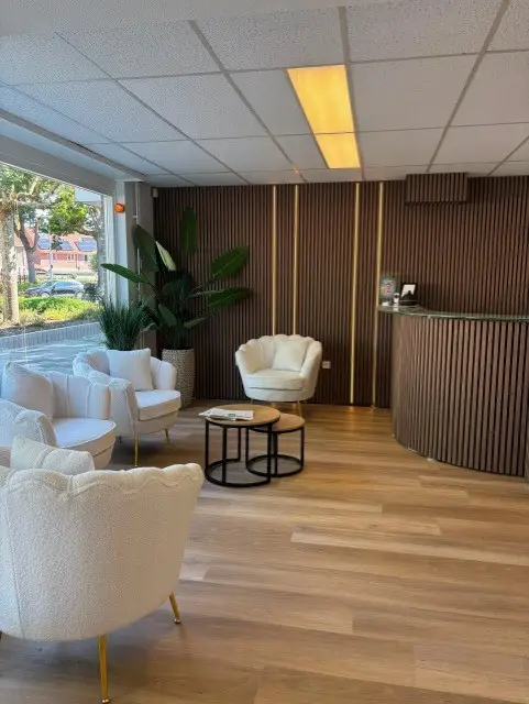 Wachtruimte en balie van de Rosacea Kliniek in Amstelveen