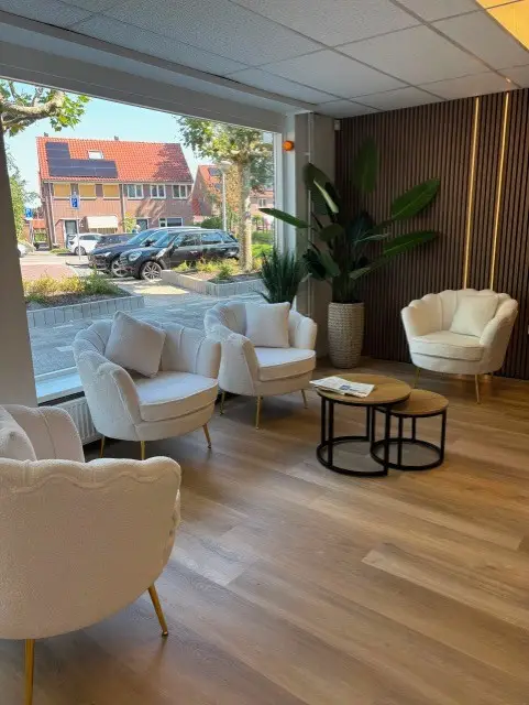 Zithoek in de wachtruimte van de Rosacea Kliniek Amstelveen